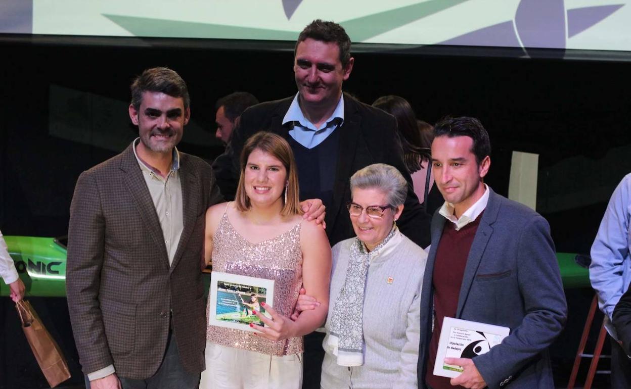 Elena Ayuso después de haber sido distinguida por la Federación Extremeña de Piragüismo como «Mejor Mujer Paracanoe K-1» 