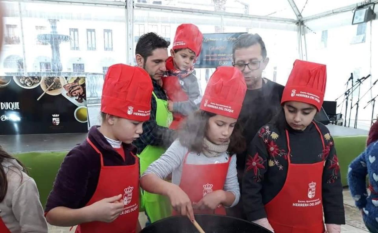 Niños participando en el Taller infantil, con Antonio Granero, de la Feria Gastronómica de 2.018