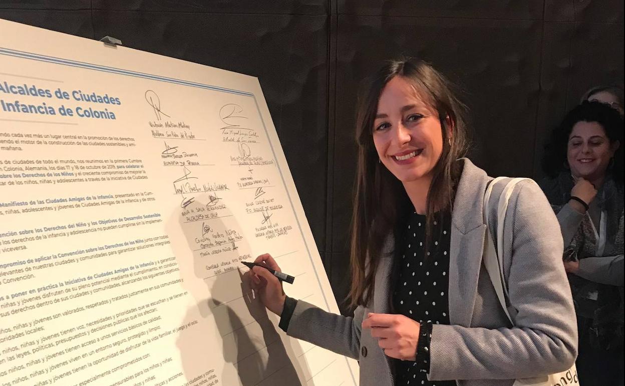 María Ledesma firmando la declaración de Alcaldes de Ciudades Amigas de la Infancia