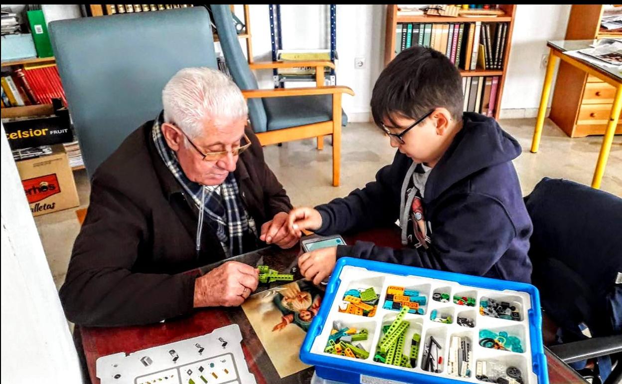 Momento en una de las jornadas promovidas por el Ayuntamiento entre los alumnos del Taller de Robótica y los usuarios de la Residencia de Personas Mayores
