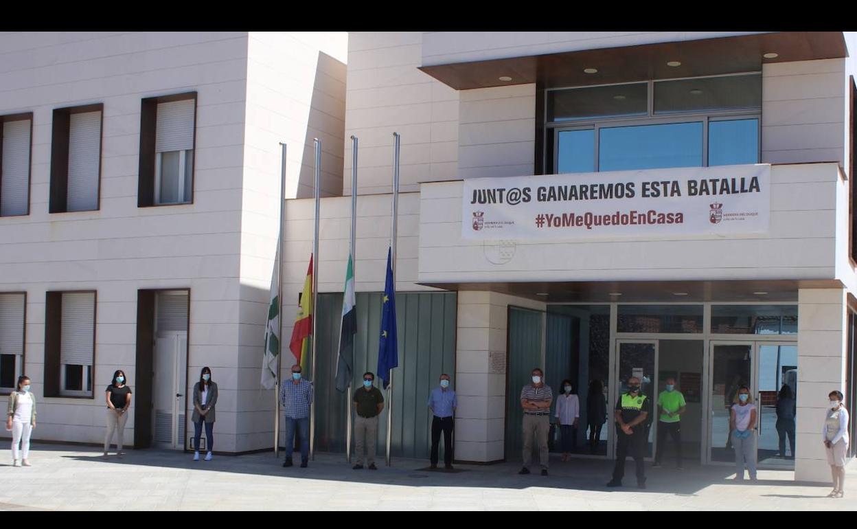 El Ayuntamiento de Herrera del Duque guarda un minuto de silencio en la puerta del consistorio