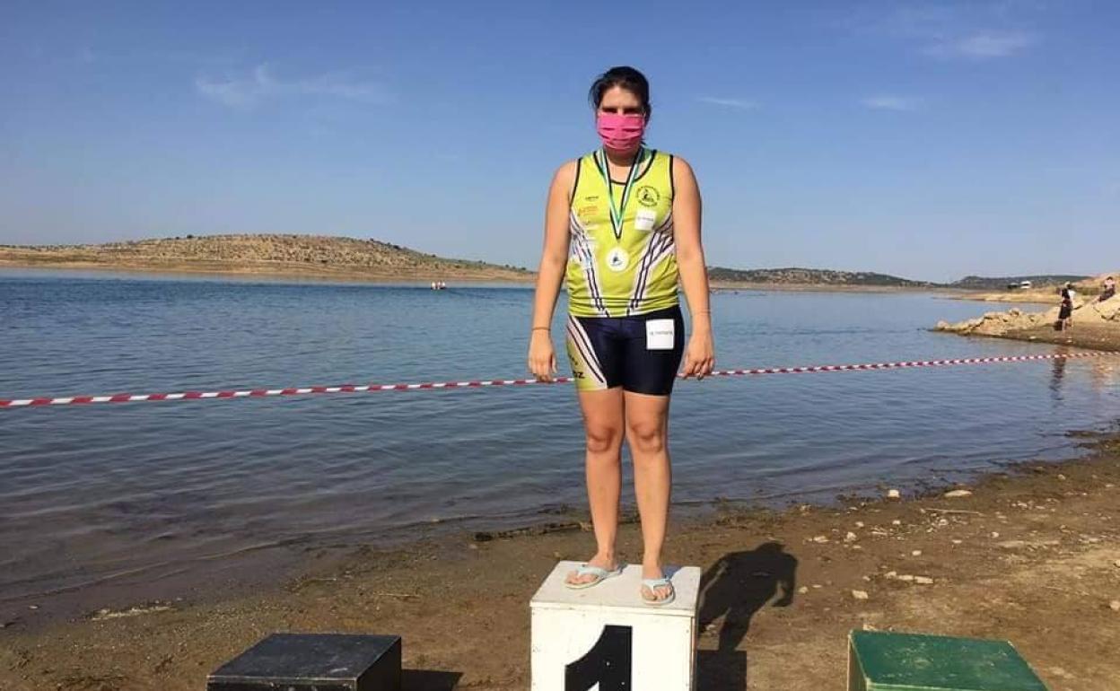 Elena Ayuso campeona del Il Regata Judex Travesía en el pantano de Alange