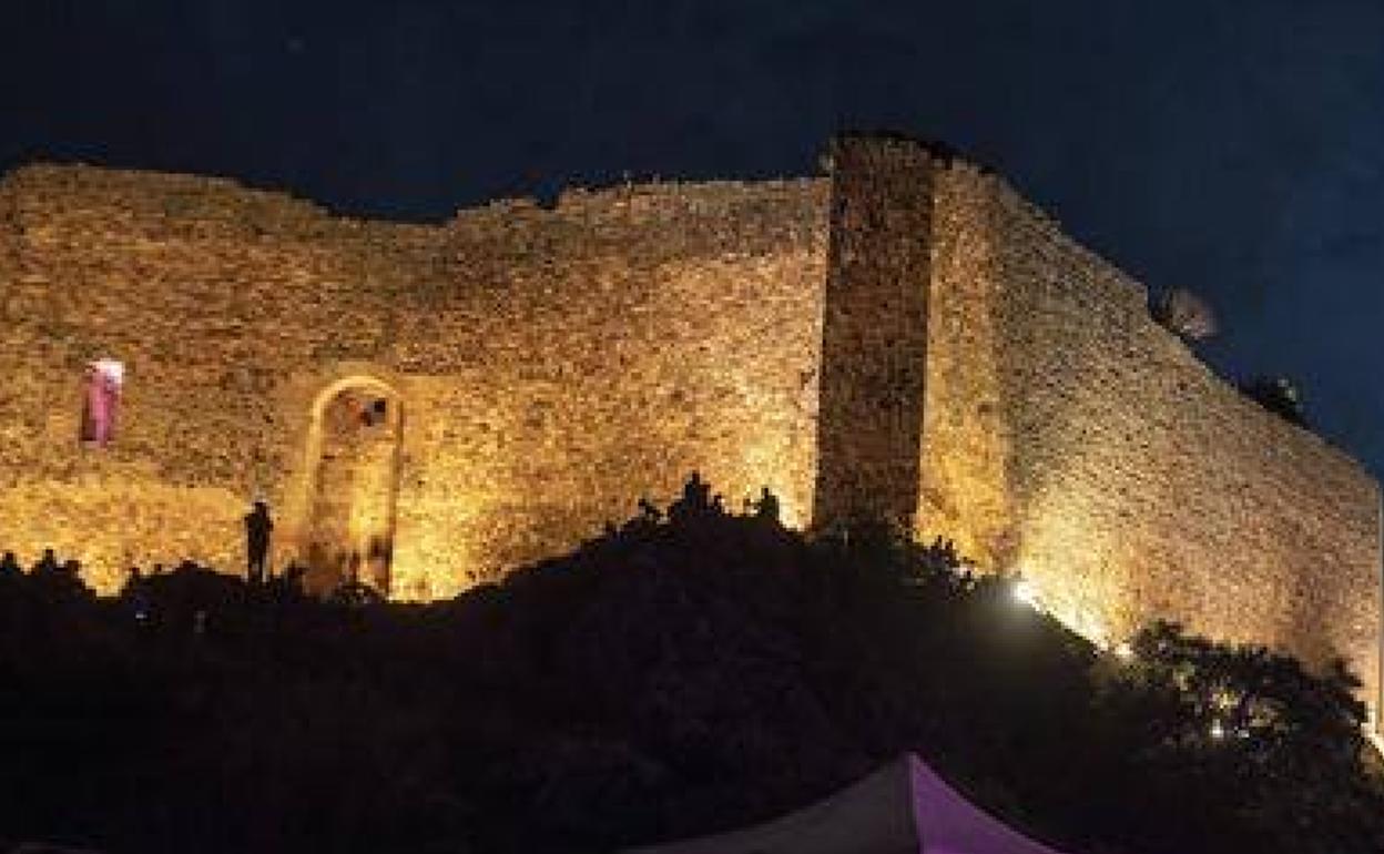 Imagen del castillo de Herrera del Duque por la noche