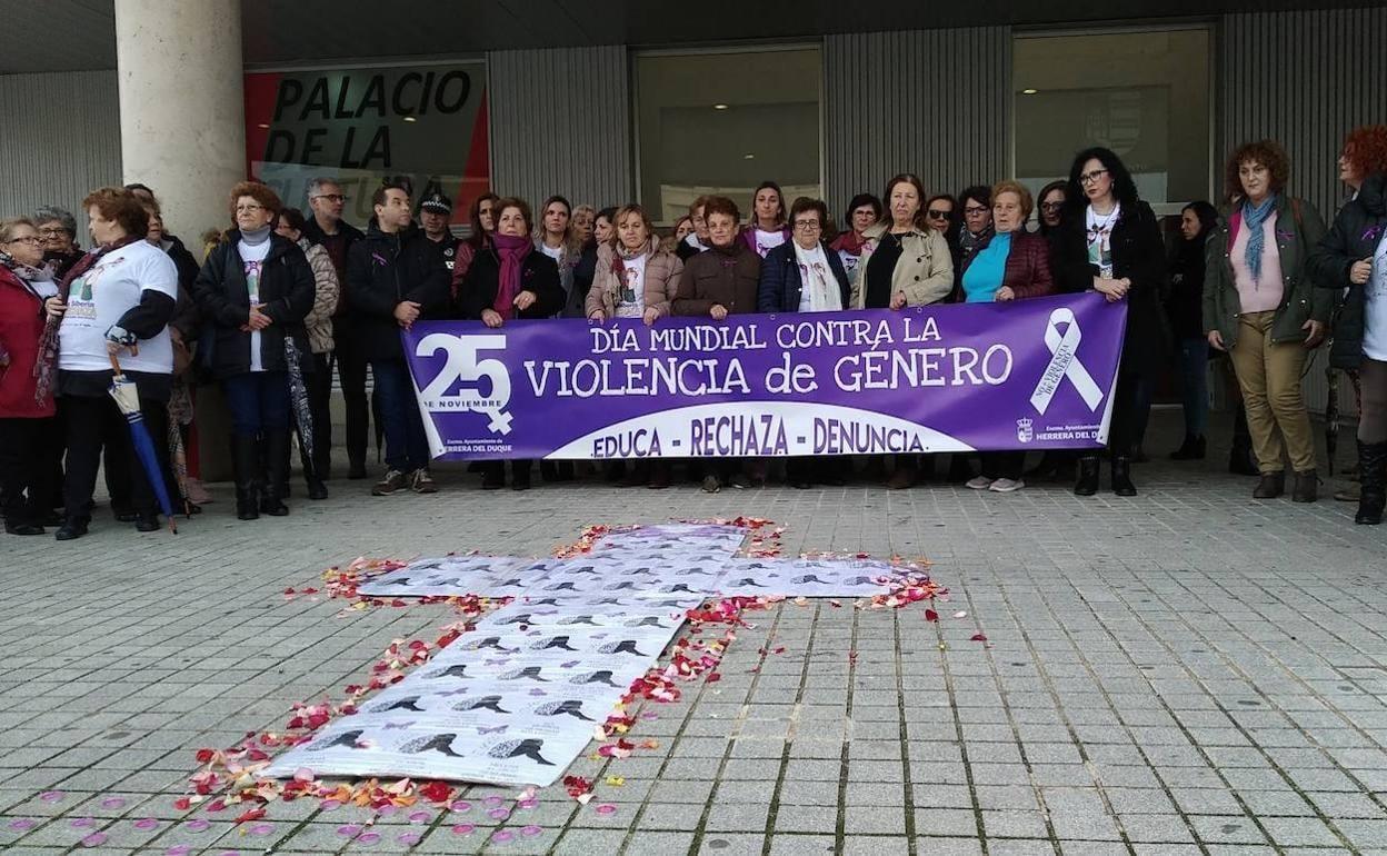 Herrera del Duque celebra el Día Internacional de la Eliminación de la Violencia contra la Mujer
