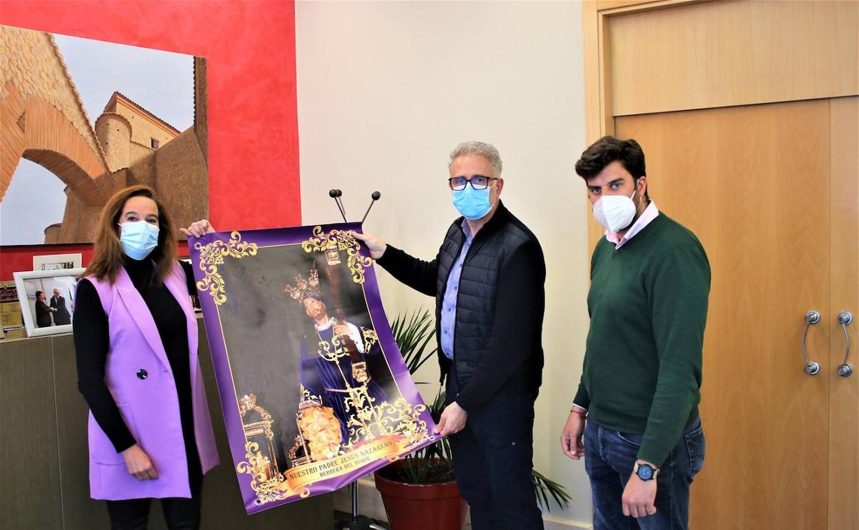 La Cofradía de Nuestro Padre Jesús Nazareno entrega una balconera al Ayuntamiento de Herrera