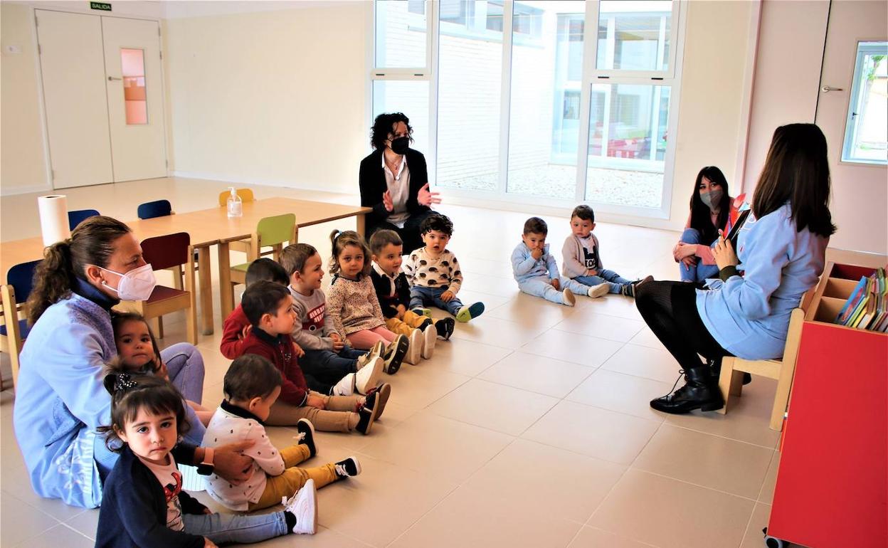 El Centro de Educación Infantil «Carmen Antón» celebra la Semana del Libro con un Cuentacuentos
