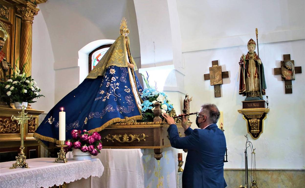 El alcalde, Saturnino Alcázar, imponiendole el bastón de mando a la Virgen del Espino
