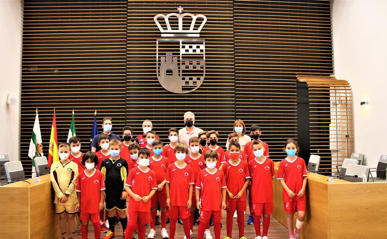 El alcalde de Herrera del Duque recibe a los jugadores cadetes, alevines y benjamines de la SP Herrera