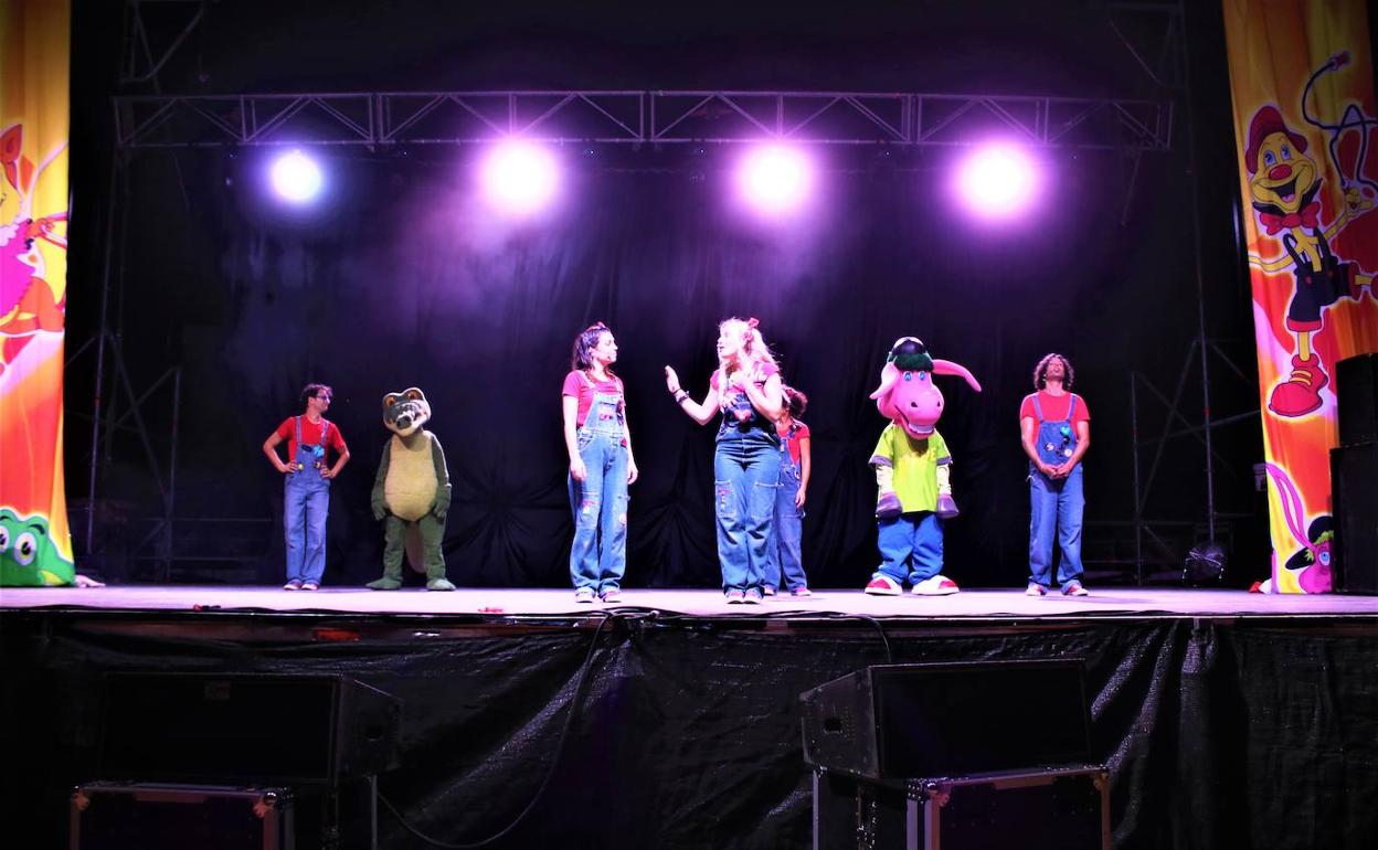 Los Cantajuego ofrecieron un espectáculo de luz y color en el que los niños disfrutaron mucho