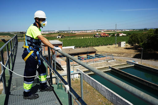 Promedio alerta de posibles fraudes en los que falsos operarios se hacen pasar por trabajadores de los servicios de agua