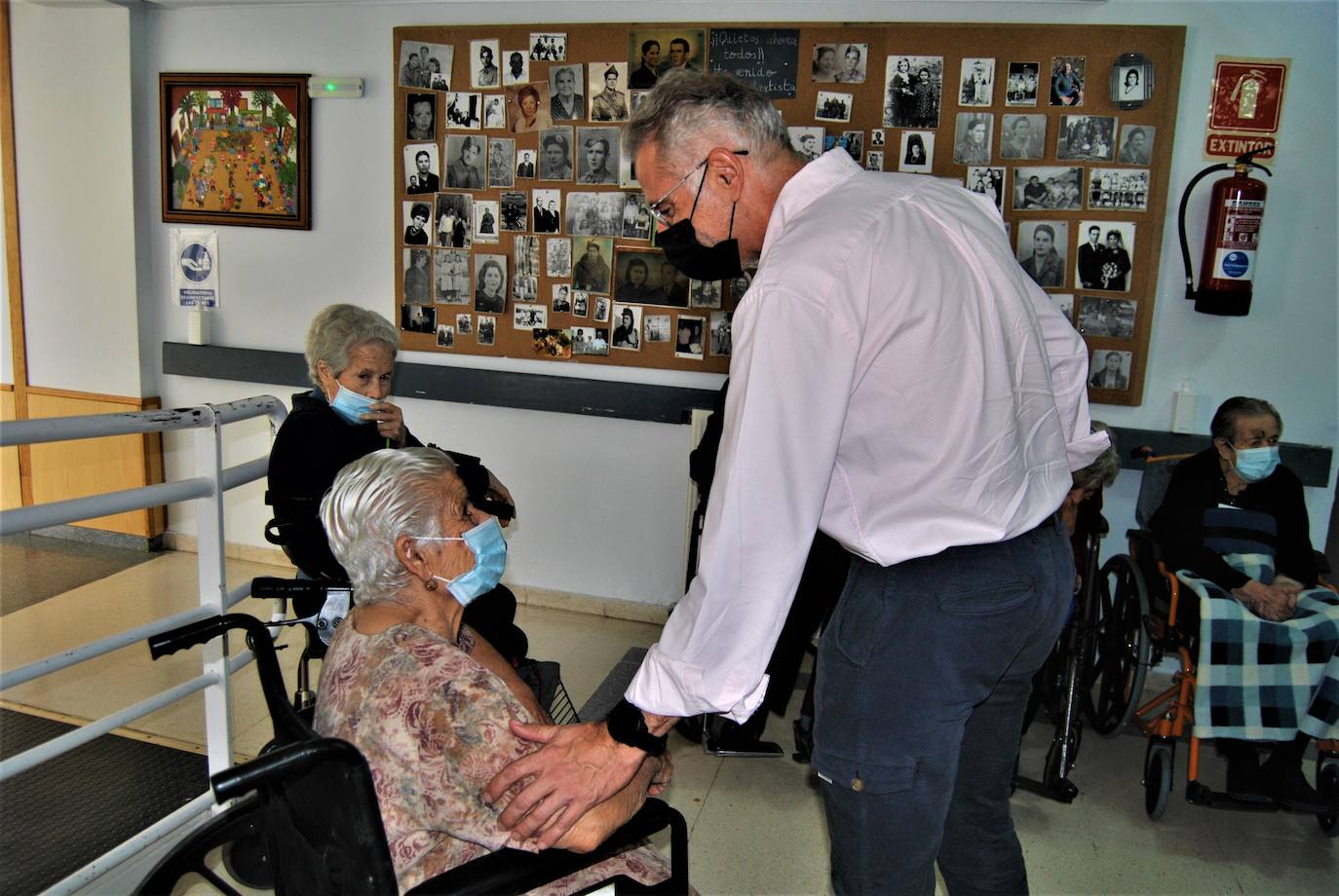 Fotos: Visita del alcalde de Herrera del Duque a la Residencia de Personas Mayores y a AFAD