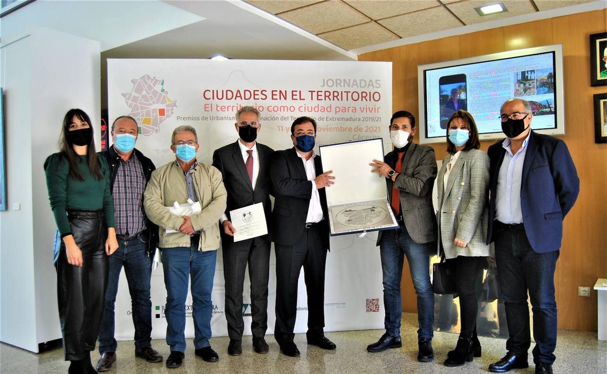 El alcalde de Herrera del Duque recibe a manos de la Delegada del Gobierno en Extremadura el premio urbanístico por la remodelación del Paseo de las Palmeras