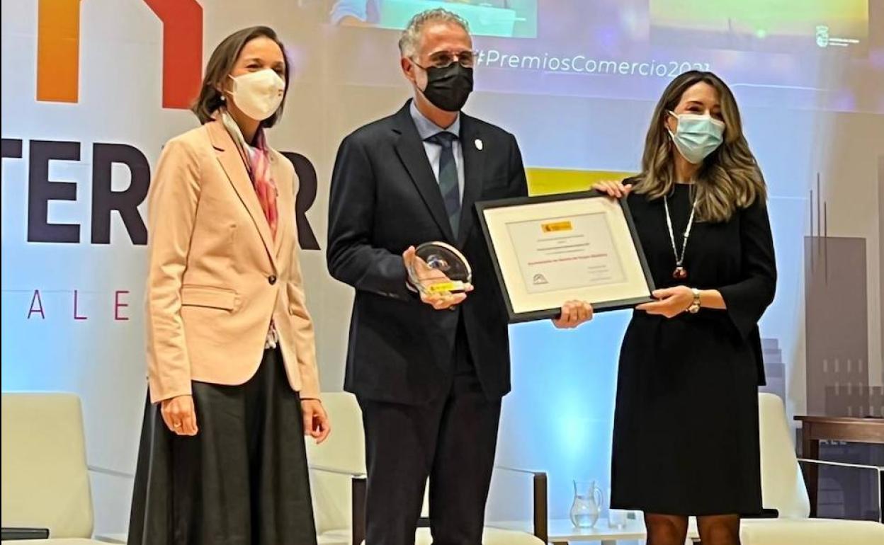 El alcalde de Herrera del Duque, Saturnino Alcázar Vaquerizo ha recogido hoy el Premio Nacional de Comercio Interior otorgado por el Ministerio de Industria, Comercio y Turismo