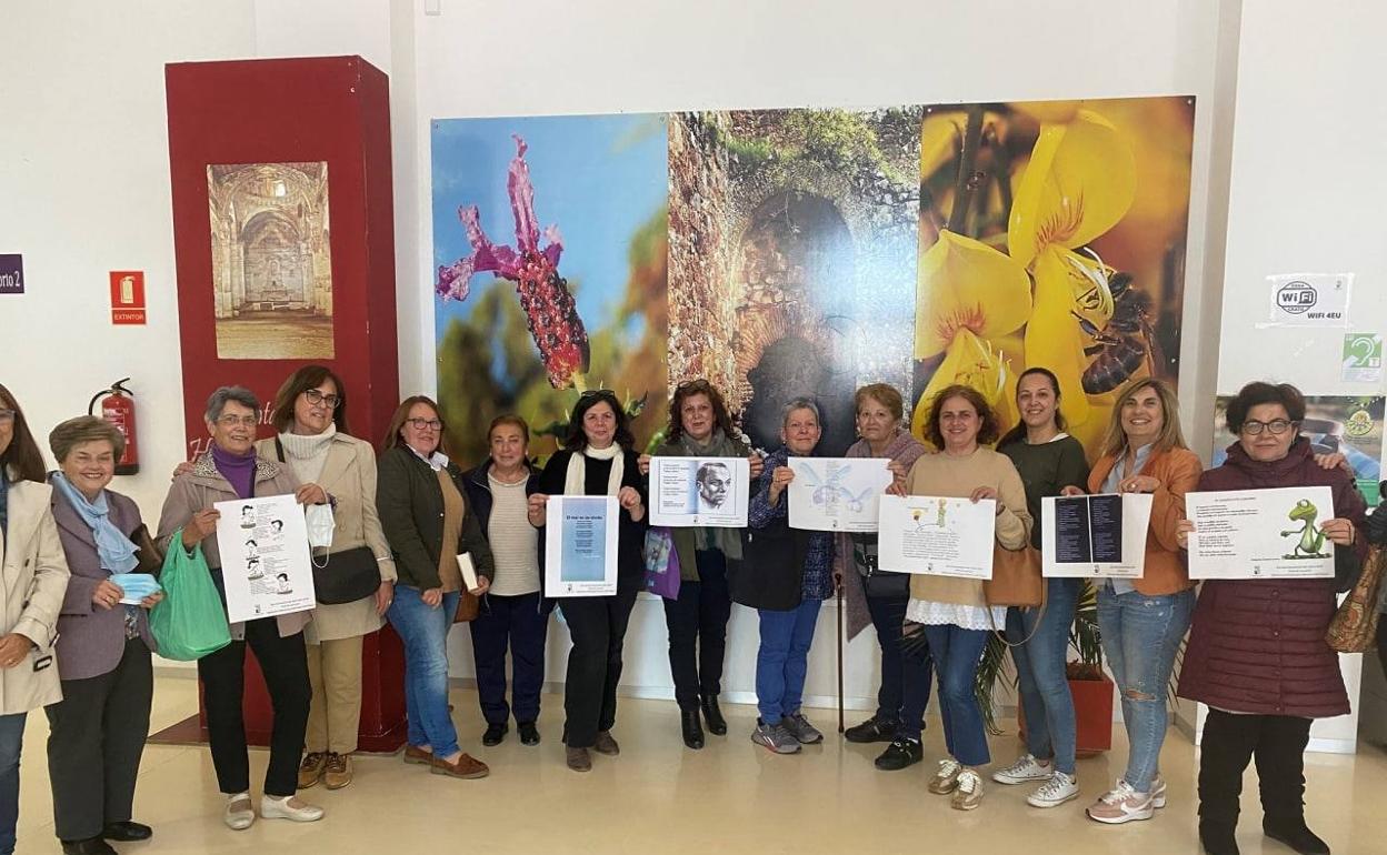 El club de lectora celebra el Día del Libro sacando a la calle fragmentos de libros conocidos