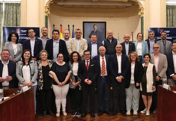 Diputadas y diputados junto al presidente de la Diputación de Badajoz, Miguel Ángel Gallardo