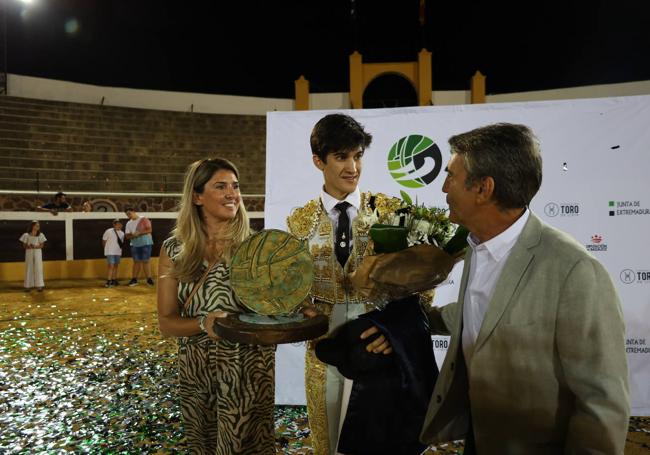 Entrega de premio por parte de María Limia y Victorino Martín