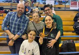 La Karateca Eva Durán junto a su familia