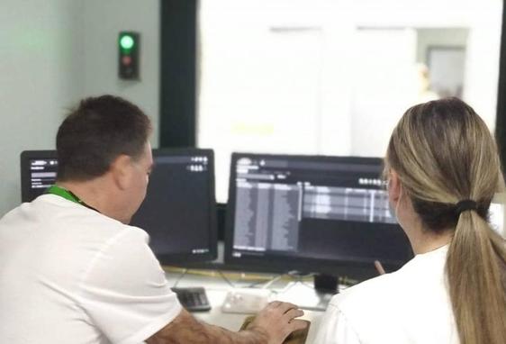 Una alumna durante las prácticas junto al personal sanitario