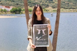 María Ledesma presentando la actuación en la playa de Peloche