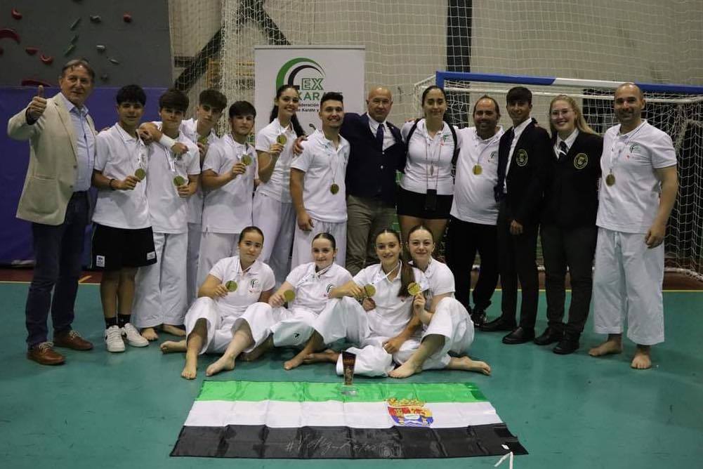 Varias alumnas de la escuela de karate ganaron la medalla de oro del Trofeo de Diputación de Cáceres
