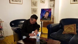 Eduardo Blázquez durante una firma de libros