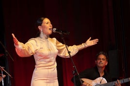 Celia Romero interpretando el himno en la primera edición de premios a la concordia