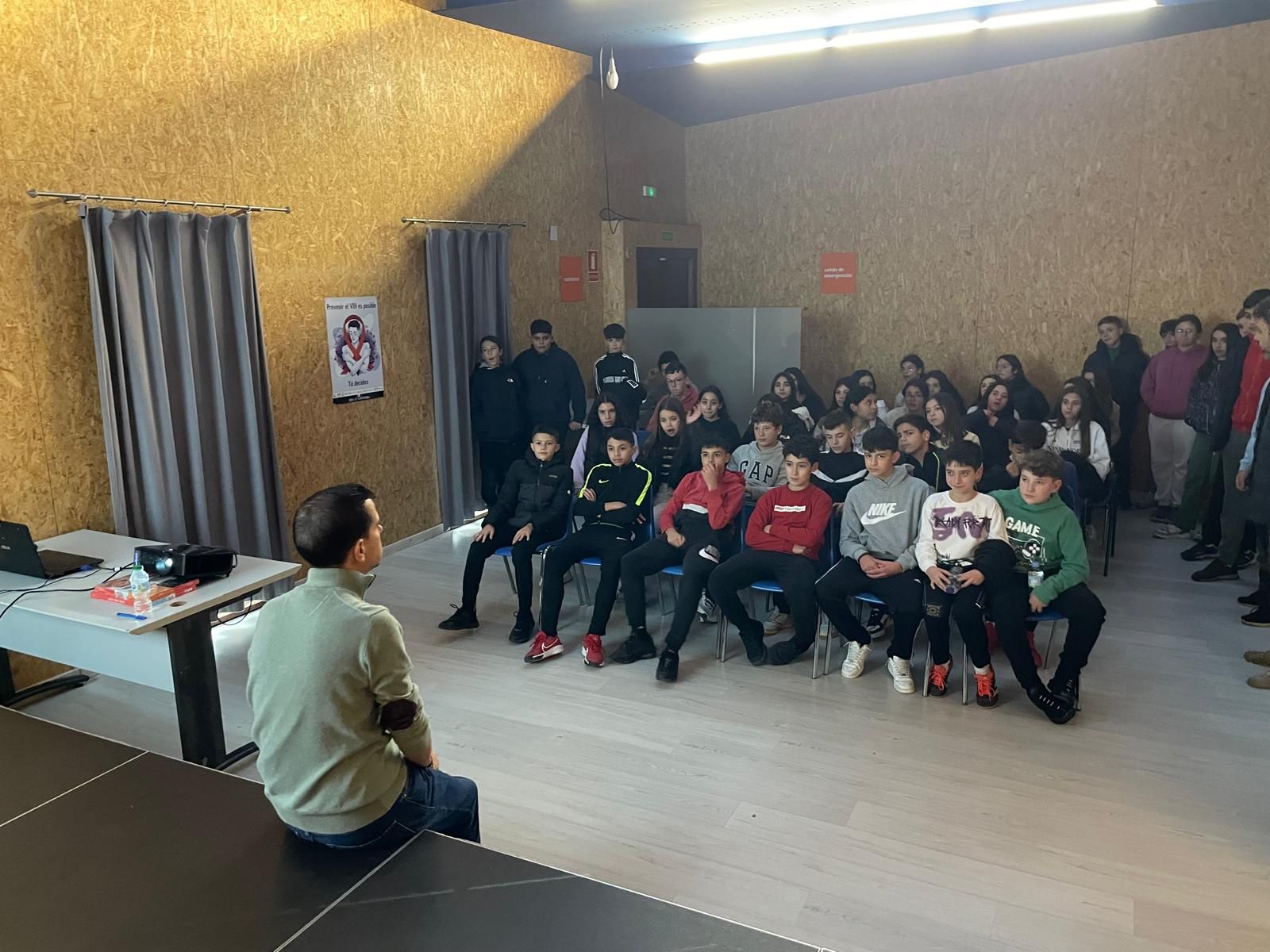 El ECJ de Herrera del Duque recibe la visita del alumnado de 1º de ESO del IES Benazaire