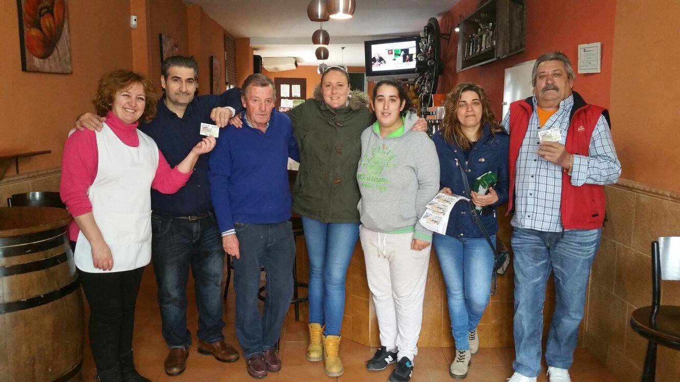Algunos premiados junto a las vendedoras.