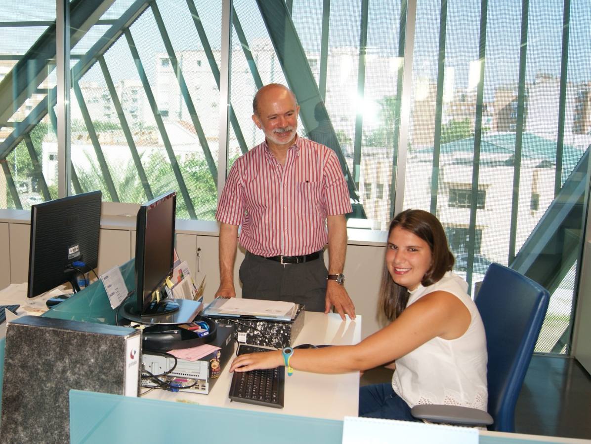 Manuel Cordero (gerente OAR) yElena Ayuso en su puesto de trabajo. 