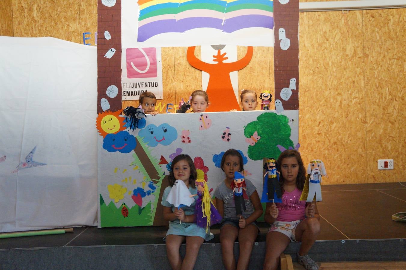  Participantes en el taller con sus marionetas. 