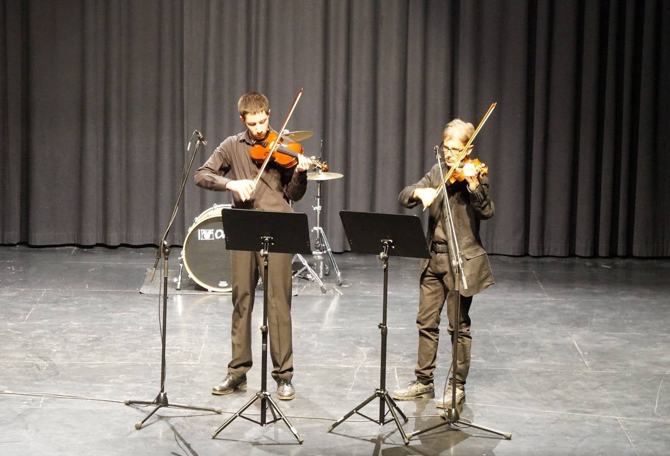 Alumno y profesor aula violín. 
