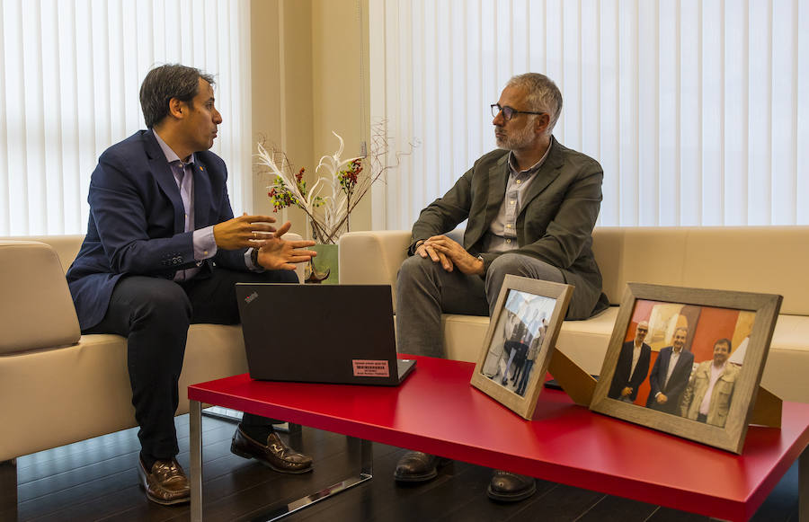 Raúl Blanes, director de Orange para Extremadura y Andalucía y el alcalde de Herrera, Saturnino Alcázar./ 