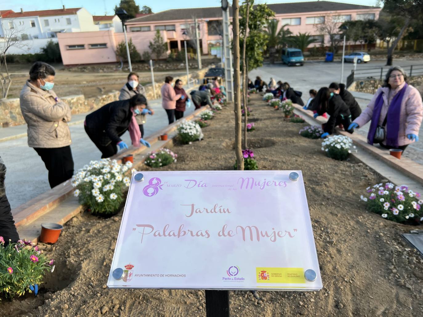 La siembra de plantas en el «Jardin Palabras de Mujer», y la Marcha por la Igualdad, actos centrales celebrados con motivo del 8 de marzo