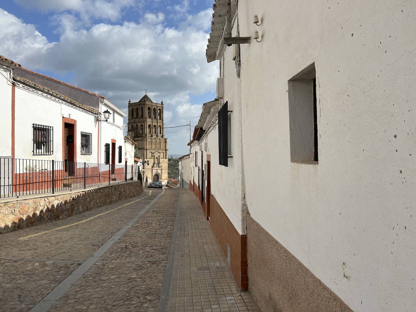 Las campanas de la Iglesia Parroquial han sonado este jueves durante 10 minutos, para llamar la atención de la «precariedad de los pueblos extremeños»