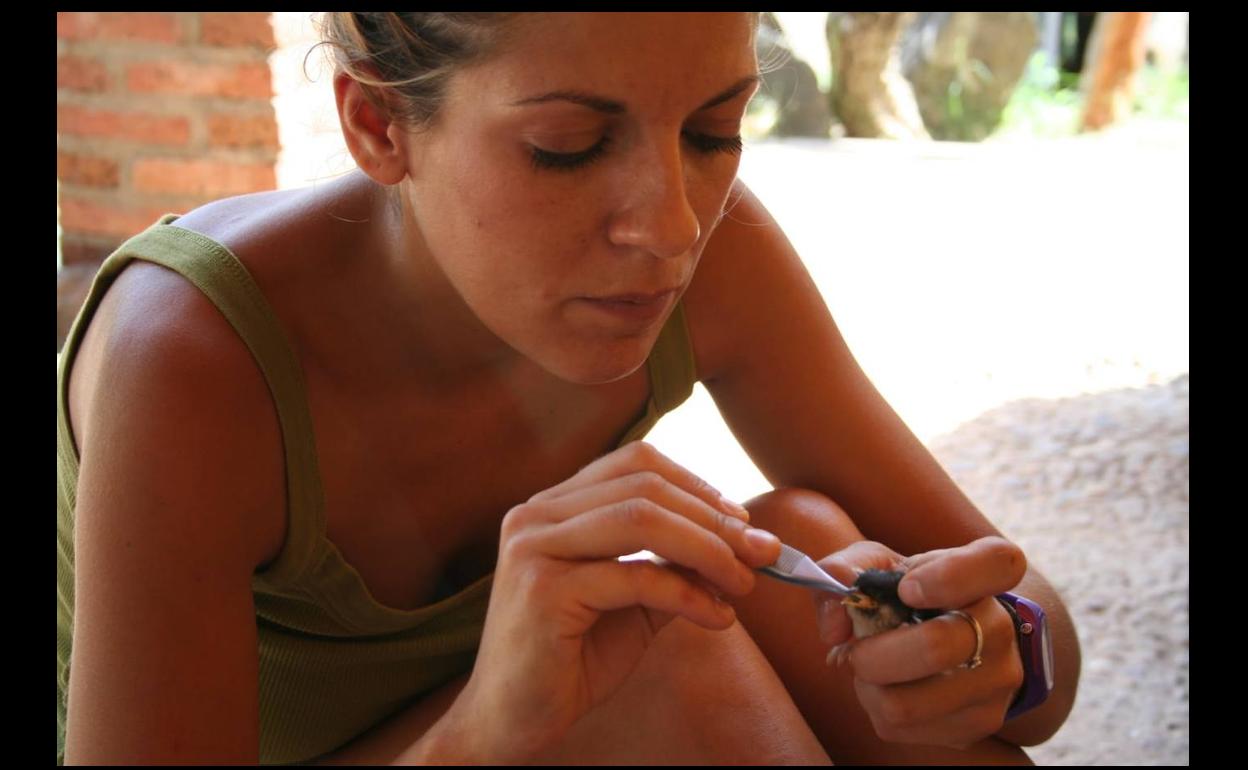 Sonia González Aguilar, trabajadora en el Centro de Recuperación de la Fauna Silvestre de AMUS, «Los recursos del planeta son finitos y parece que no queremos verlo»