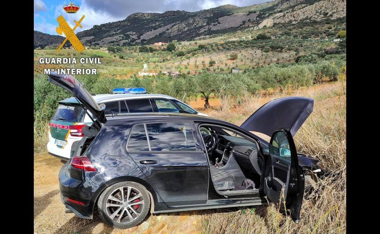 Detenidos en Hornachos tras darse a la fuga con un turismo sustraído y arremeter contra los agentes en un control