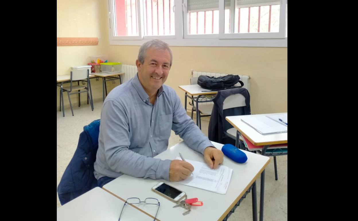 El «maestro de música» Juan Romero se jubila tras 35 años ejerciendo la docencia