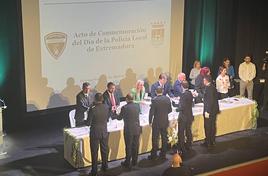 Autoridades entrega distinciones Policias Locales