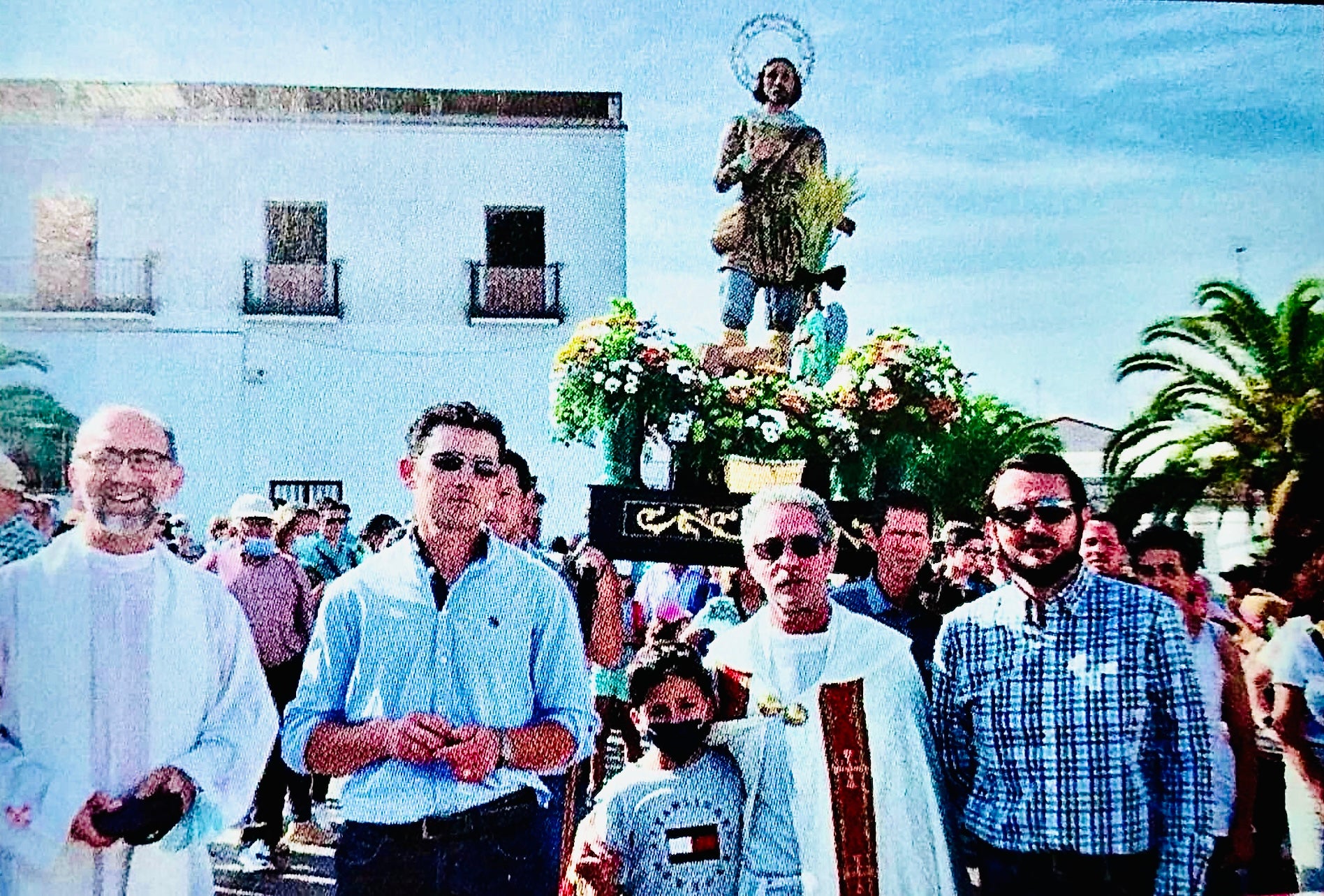 Mayordomo junto a sacerdotes y alcalde