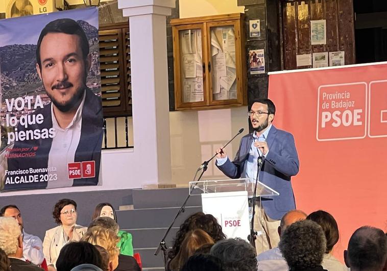 Buenavista saca músculo en el acto central de la campaña celebrado este miércoles en una Plaza de España abarrotada de público y que ha arropado al candidato en su reelección