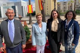 Clara junto a su madre y abuelos