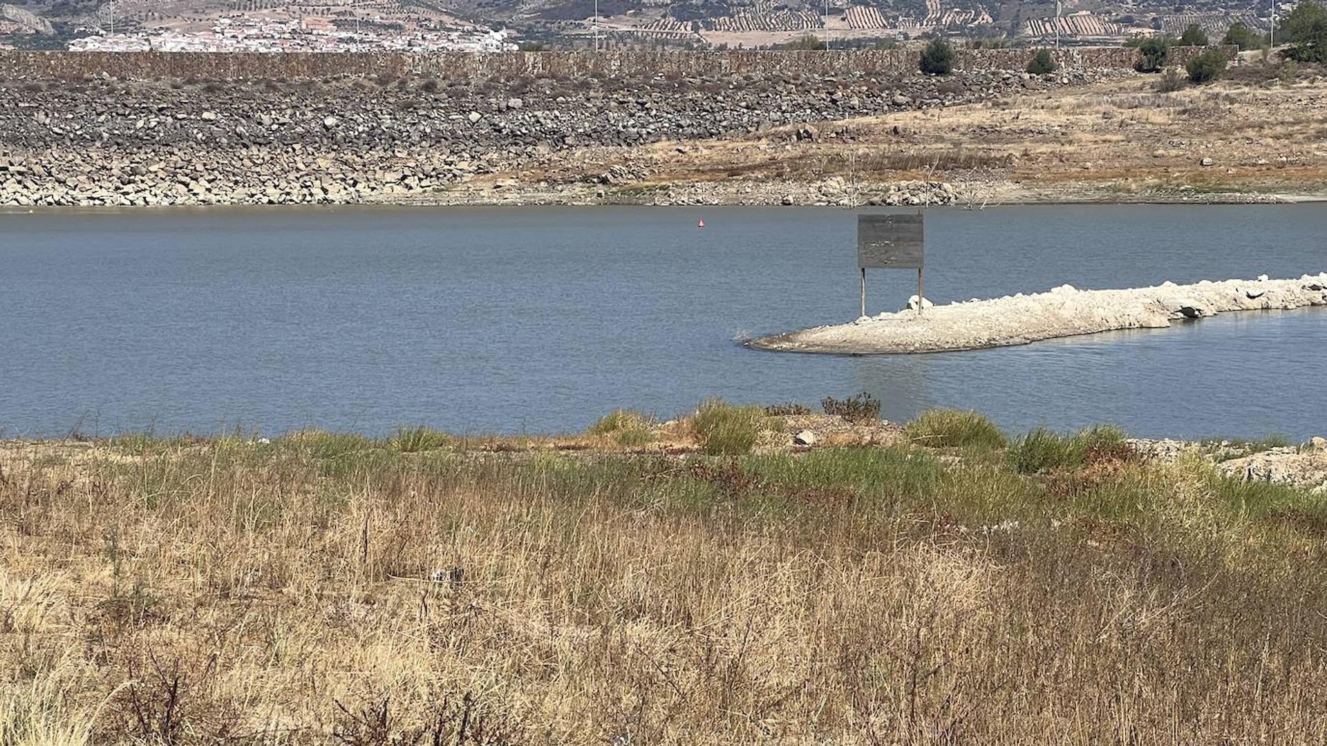 El Agua De La Presa De Los Molinos Baja Con Respecto A La Semana