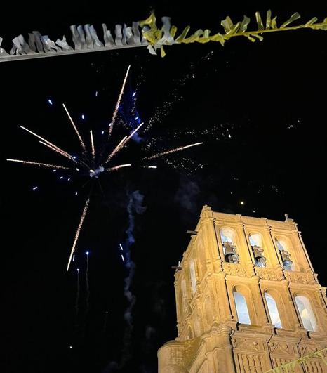 Con los «fuegos del Cristo» y la verbena en la plaza de la Iglesia comienza la festividad del Stmo Cristo del Rosario