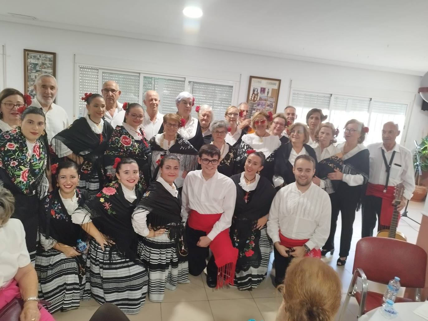 Finalizan las actividades de la «Semana del Mayor», con una actuación del grupo folklórico Al-Magrera acompañado por los Mayores