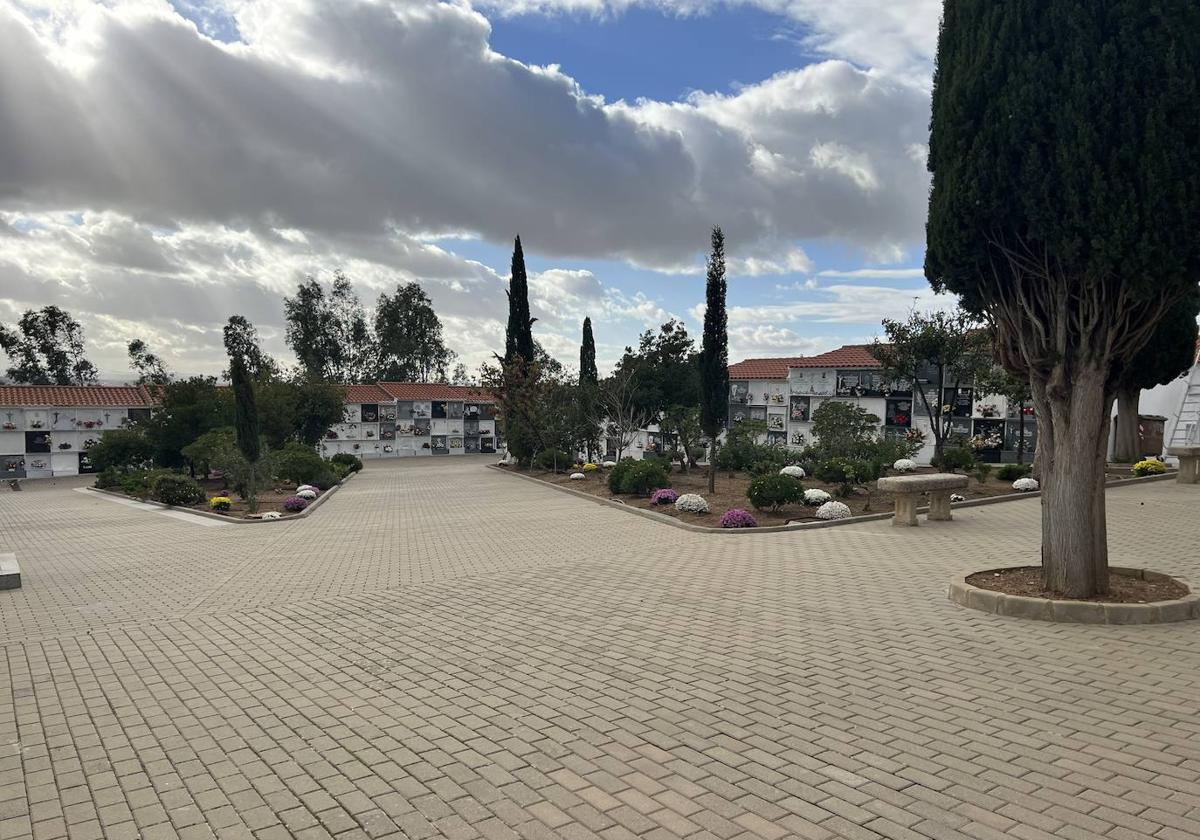 El mal tiempo no ha impedido que el Cementerio Municipal haya estado lleno de fieles «honrando a sus seres queridos»