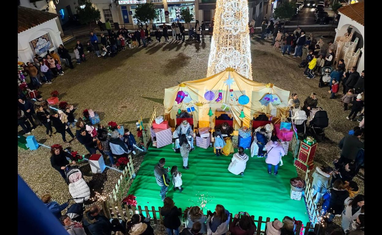 Mas de 350 niños y niñas le entregaron en la tarde noche de ayer su carta a Los Reyes Magos en la Plaza de España