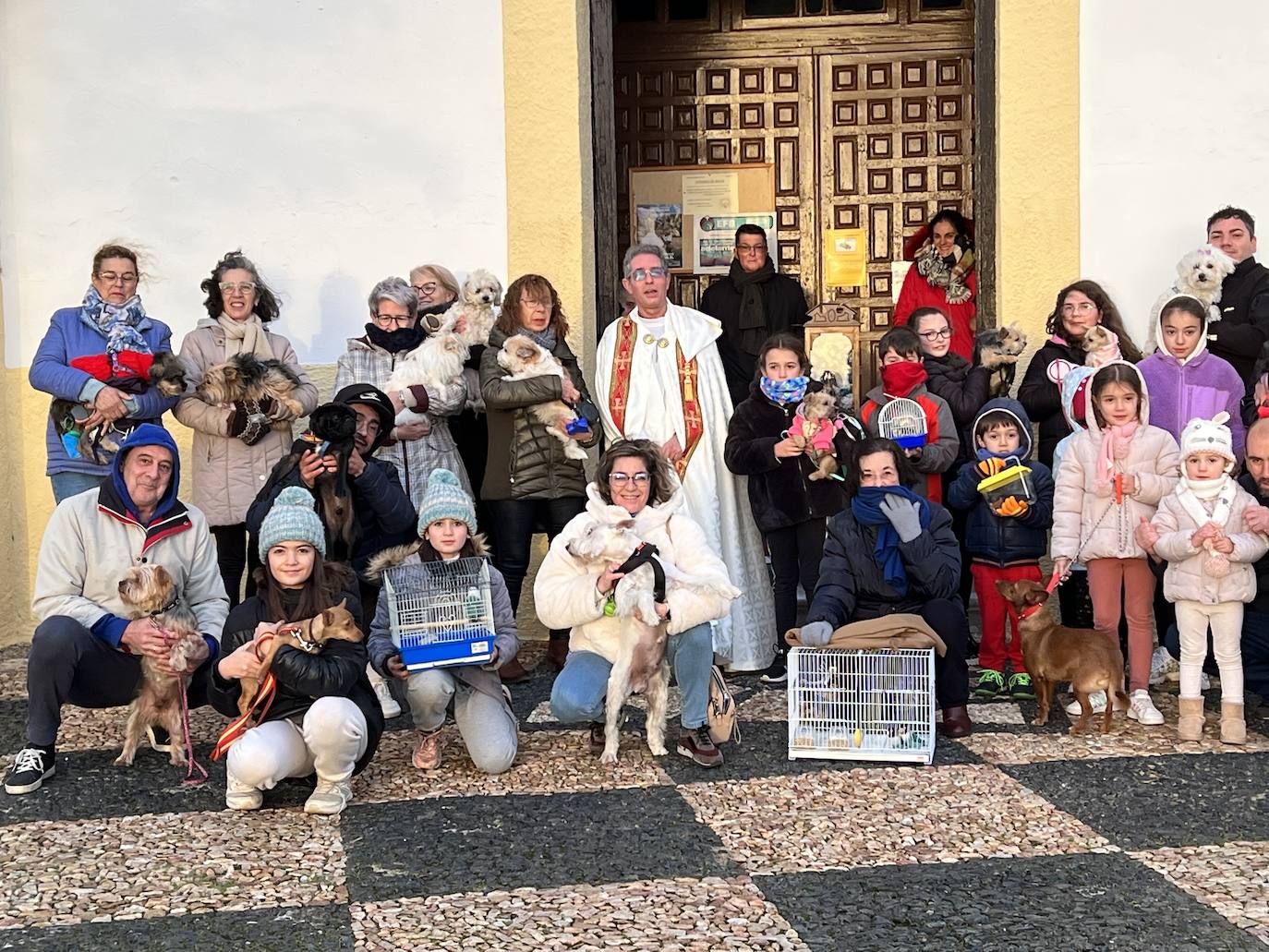 Los animales son «bendecidos» por el Párroco en una tarde fría de San Antón