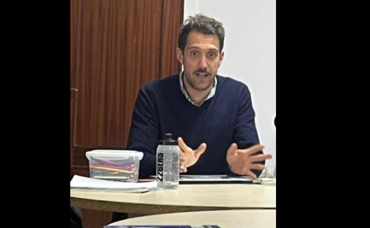 El hornachego JM Ridruejo mantiene una charla en la Biblioteca con integrantes del club de lectura Hipatia