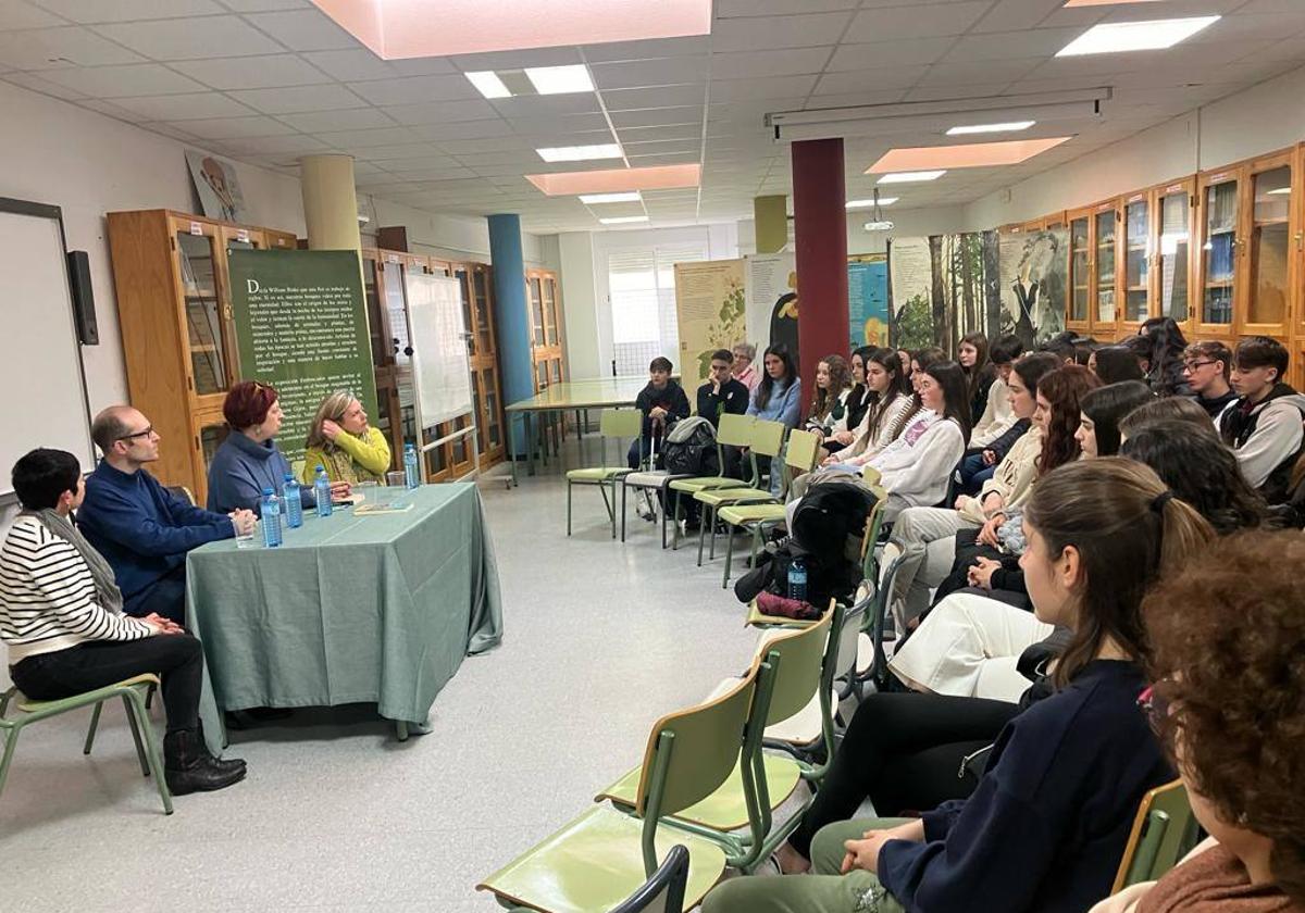 La escritora Ana Alcolea mantiene un «encuentro literario» con el alumnado del IES Los Moriscos