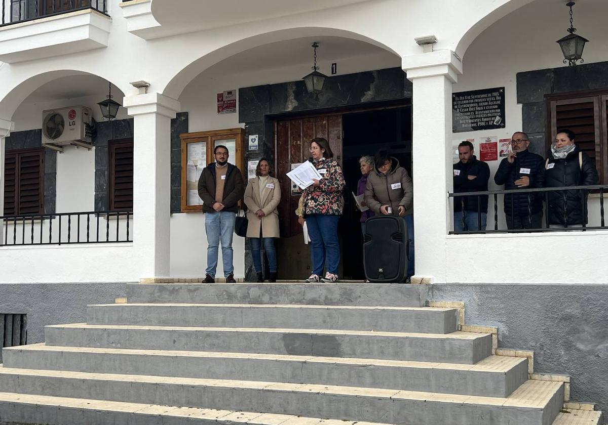 Medio centenar de personas desafían al mal tiempo y asisten al acto central del «Dia de la Mujer», con la lectura del manifiesto